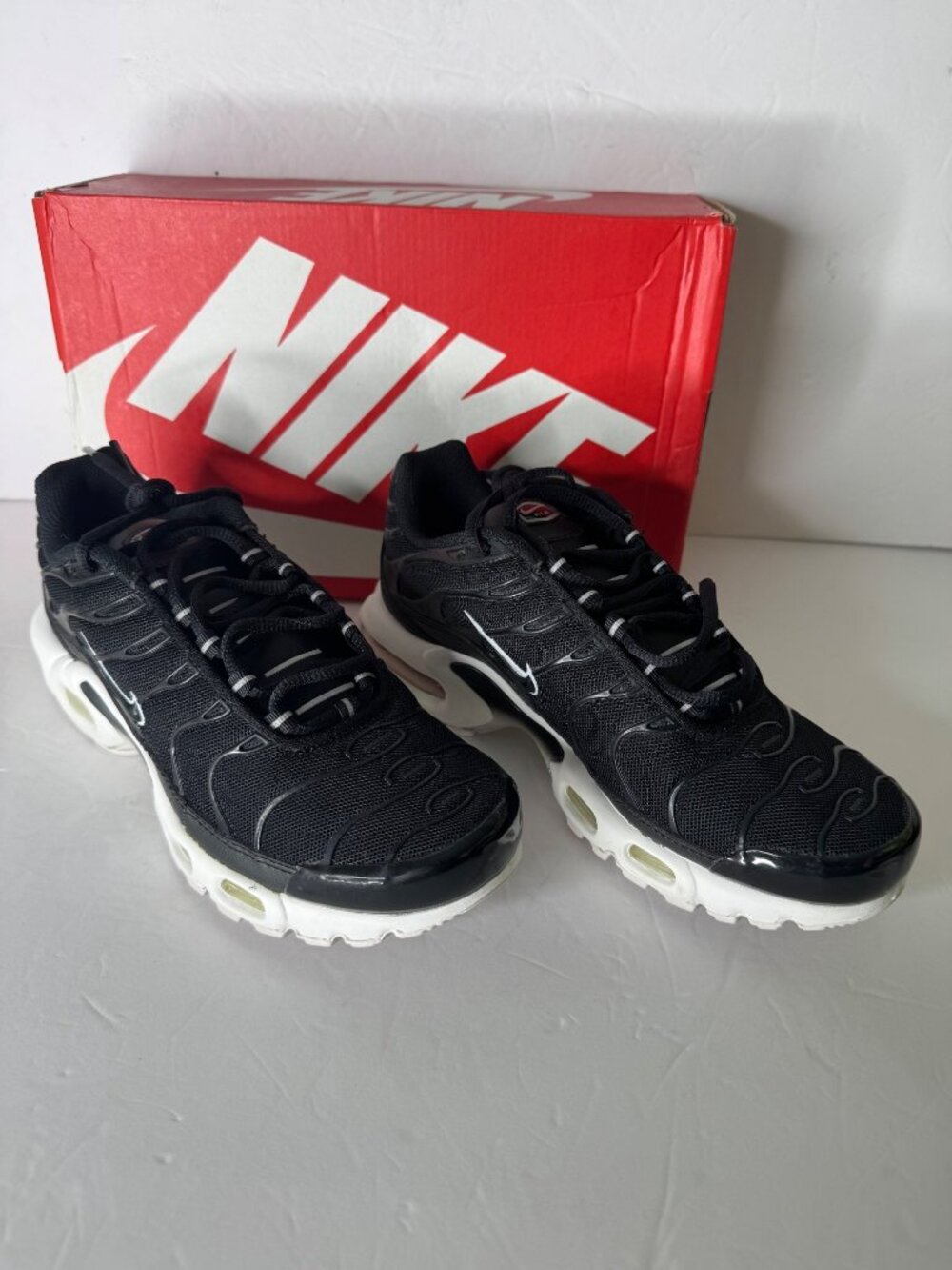 Nike Air Max Plus Sneakers Shoes Women's US 6.5 EU 37.5 NIB Black White - Picture 2 of 8